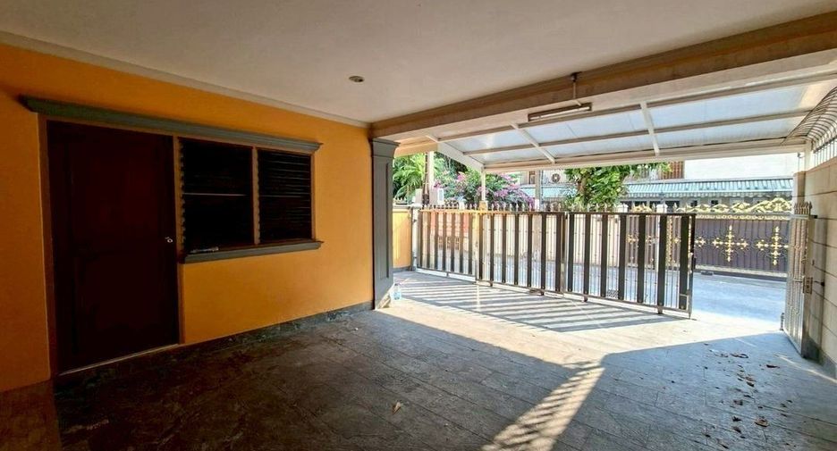 For rent 3 bedrooms house in Sathon, Bangkok