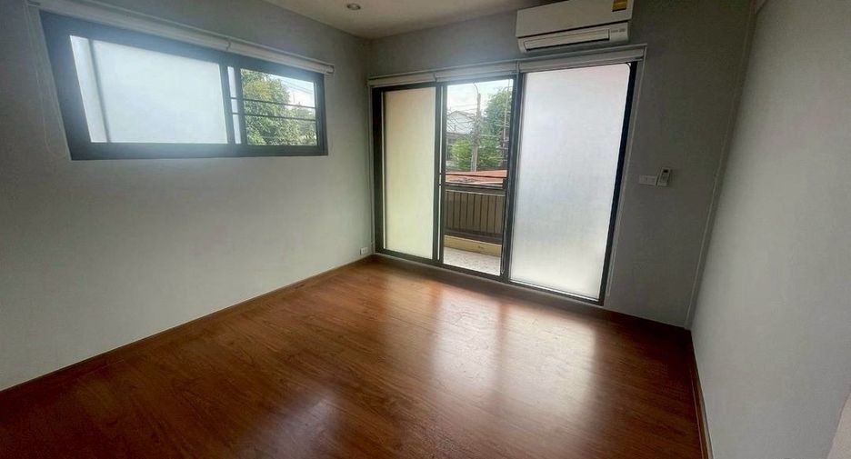 For rent 4 bedrooms house in Sathon, Bangkok