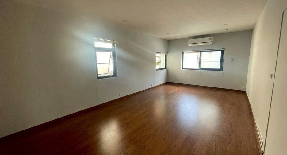 For rent 4 bedrooms house in Sathon, Bangkok