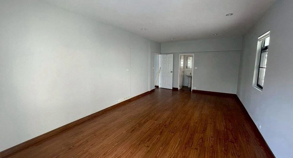 For rent 4 bedrooms house in Sathon, Bangkok