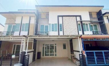 À vendre 3 chambres maison de ville à Thung Khru, Bangkok