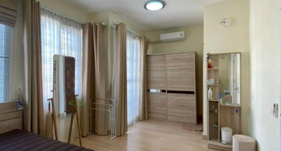 Casa adosada en venta de 3 habitaciones en Thung Khru, Bangkok