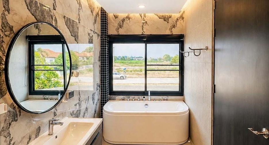 For rent 5 bedrooms villa in San Sai, Chiang Mai