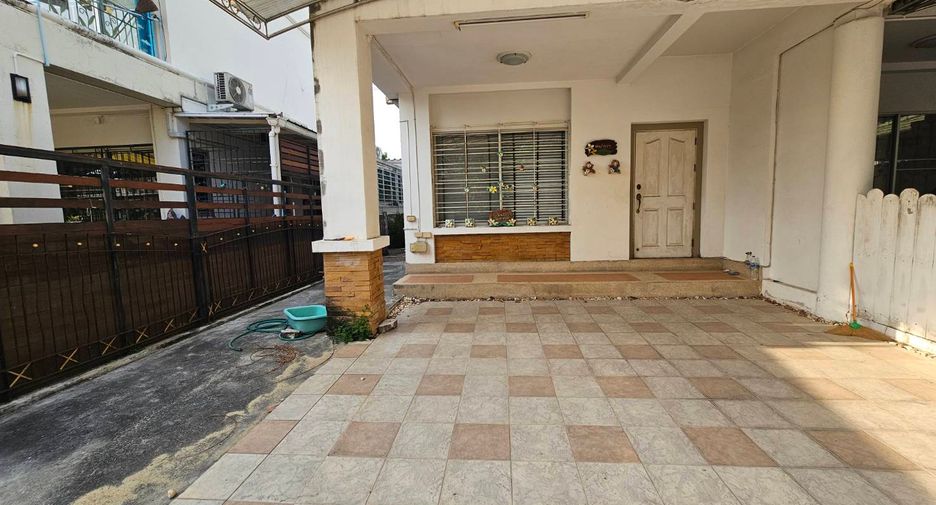 For sale 4 bedrooms townhouse in Mueang Nonthaburi, Nonthaburi