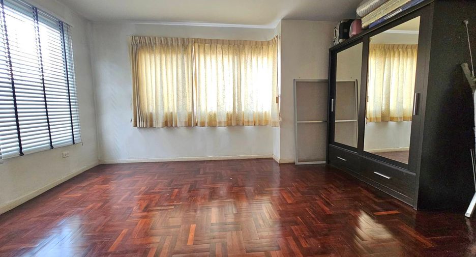 For sale 4 bedrooms townhouse in Mueang Nonthaburi, Nonthaburi