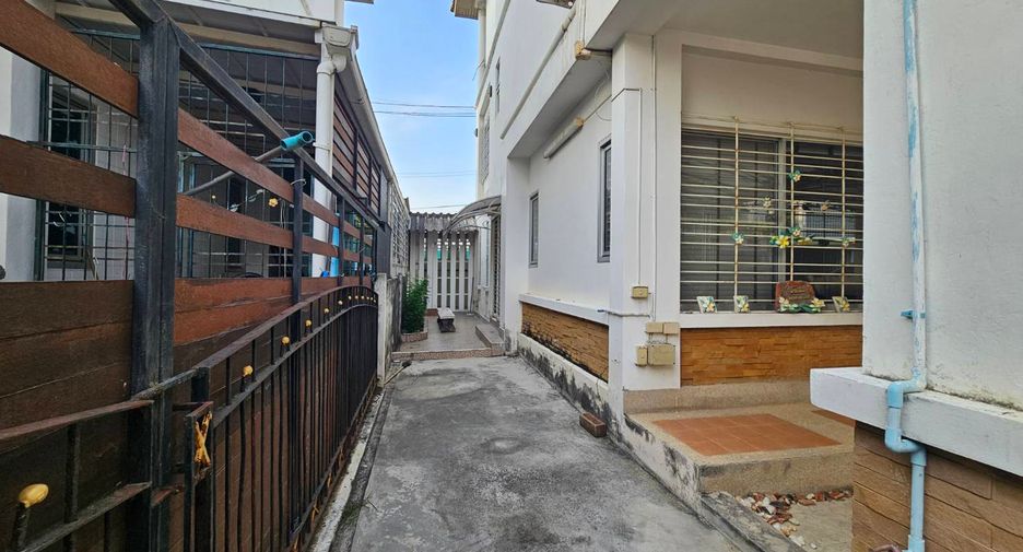 For sale 4 bedrooms townhouse in Mueang Nonthaburi, Nonthaburi