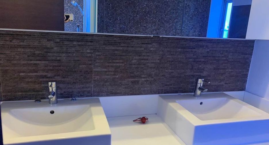 For rent 4 bedrooms condo in Sathon, Bangkok
