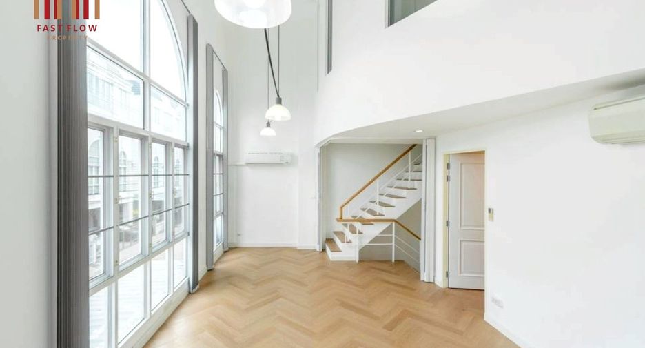 Casa adosada en venta de 4 habitaciones en Lat Phrao, Bangkok
