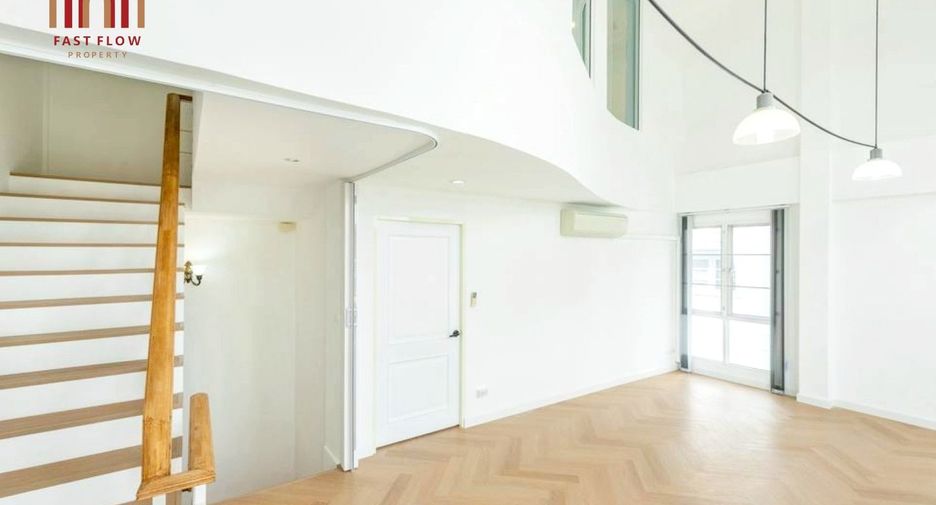 Casa adosada en venta de 4 habitaciones en Lat Phrao, Bangkok