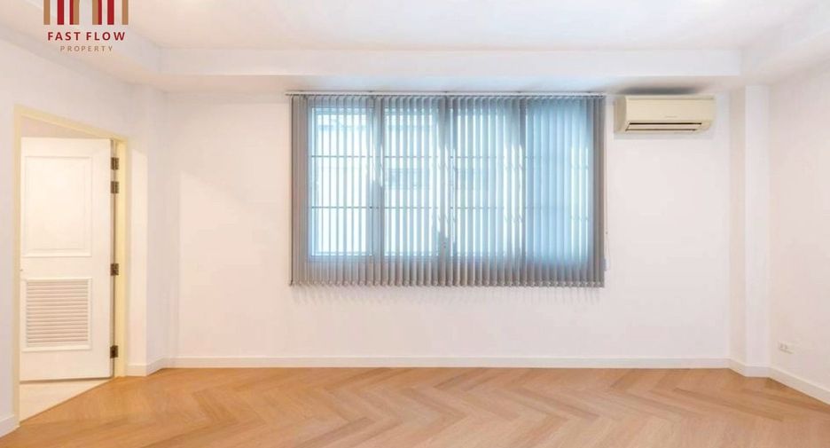 Casa adosada en venta de 4 habitaciones en Lat Phrao, Bangkok