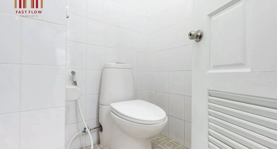 Casa adosada en venta de 4 habitaciones en Lat Phrao, Bangkok