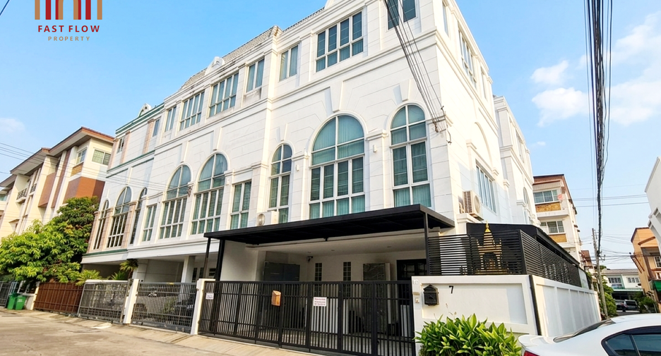 Casa adosada en venta de 4 habitaciones en Lat Phrao, Bangkok
