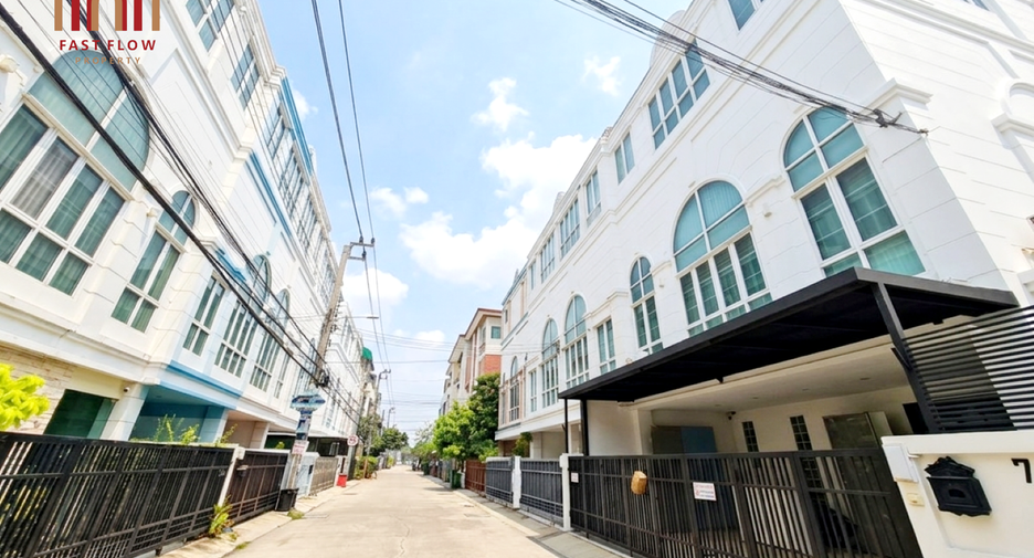 Casa adosada en venta de 4 habitaciones en Lat Phrao, Bangkok