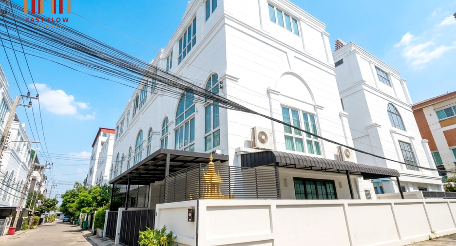 Casa adosada en venta de 4 habitaciones en Lat Phrao, Bangkok