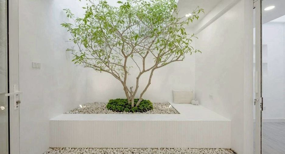 For sale 4 bedrooms townhouse in Khlong Toei, Bangkok