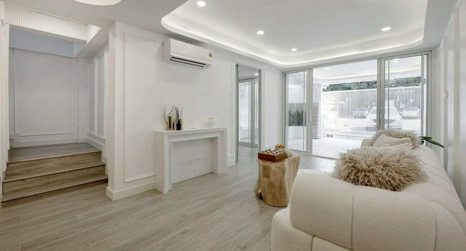 For sale 4 bedrooms townhouse in Khlong Toei, Bangkok
