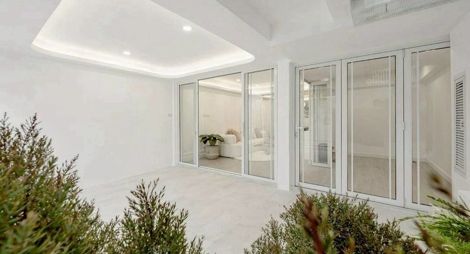 For sale 4 bedrooms townhouse in Khlong Toei, Bangkok