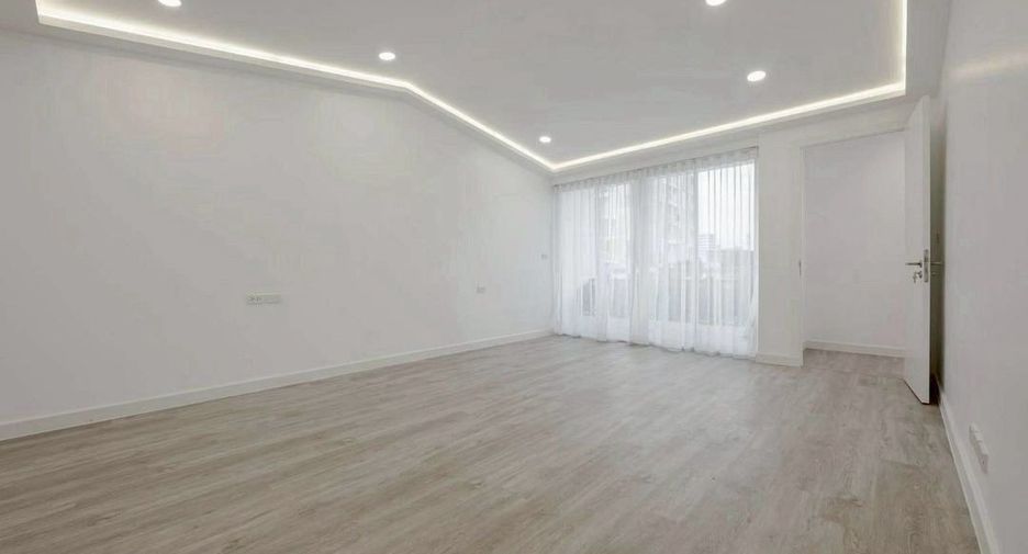 For sale 4 bedrooms townhouse in Khlong Toei, Bangkok
