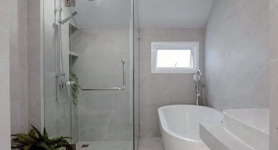 For sale 4 bedrooms townhouse in Khlong Toei, Bangkok