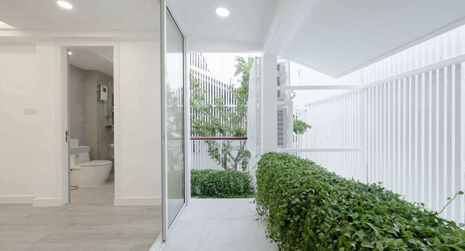 For sale 4 bedrooms townhouse in Khlong Toei, Bangkok