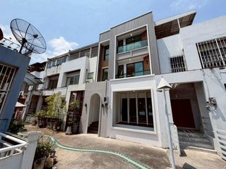 For sale 4 bedrooms townhouse in Phra Khanong, Bangkok