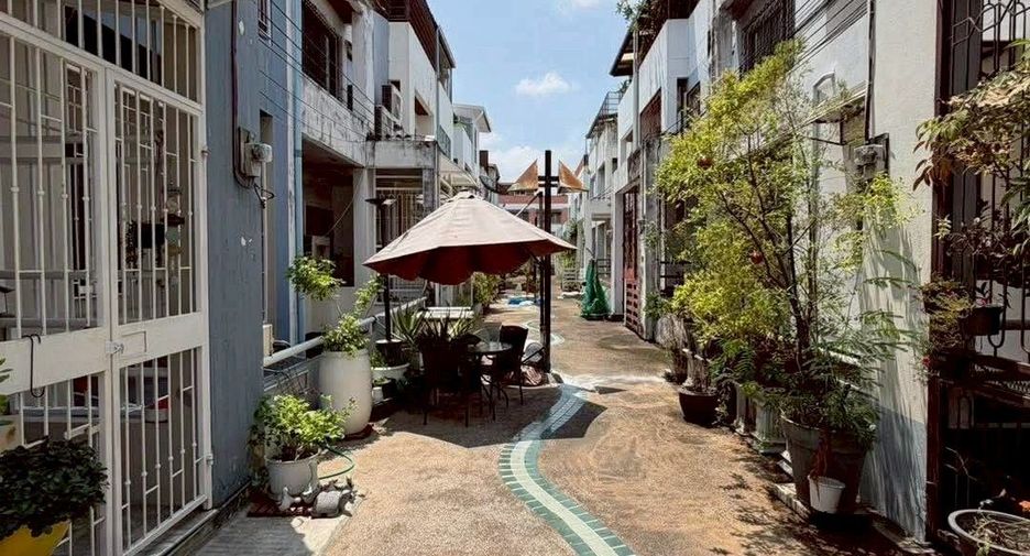 出售 4 卧室 联排别墅 在 Phra Khanong, 曼谷