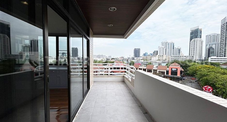 For rent 3 bedrooms condo in Khlong Toei, Bangkok