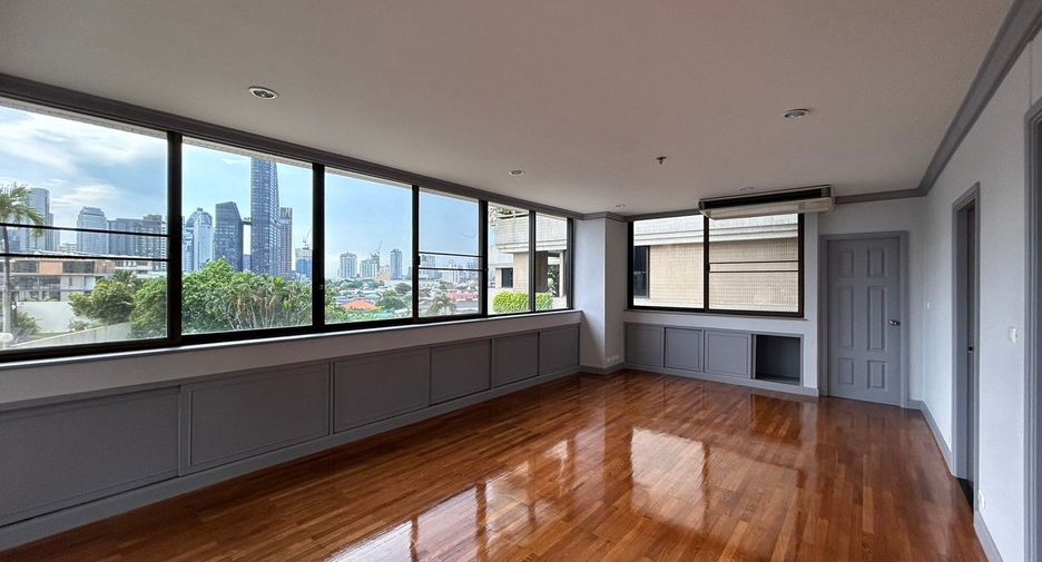 For rent 3 bedrooms condo in Khlong Toei, Bangkok