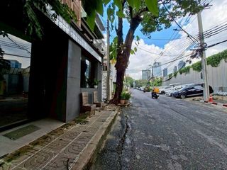For rent そして for sale 4 ベッドルーム townhouse in Khlong Toei, Bangkok