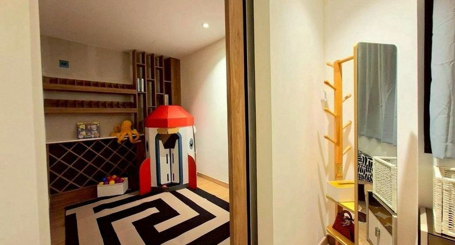 For rent and for sale 4 bedrooms townhouse in Khlong Toei, Bangkok