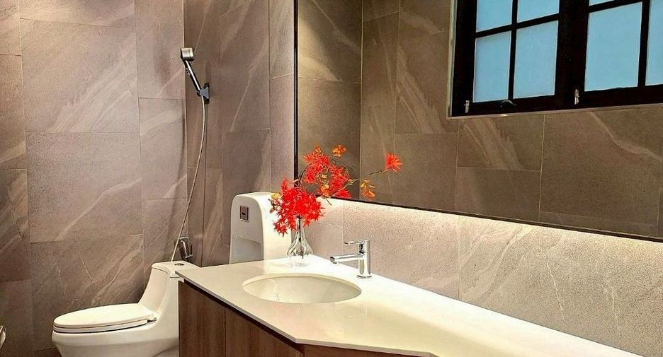 For rent and for sale 4 bedrooms townhouse in Khlong Toei, Bangkok