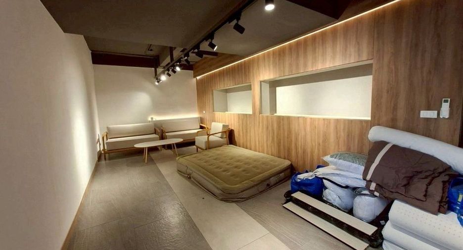 For rent and for sale 4 bedrooms townhouse in Khlong Toei, Bangkok