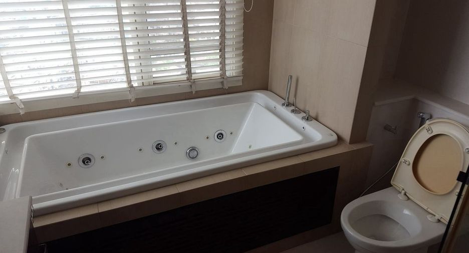 For rent 3 bedrooms condo in Bang Kho Laem, Bangkok