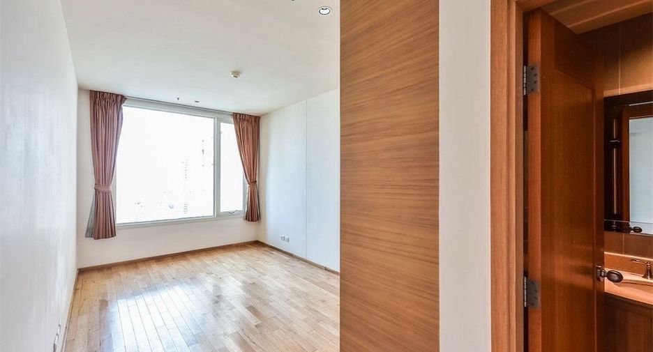 For rent 2 bedrooms condo in Sathon, Bangkok