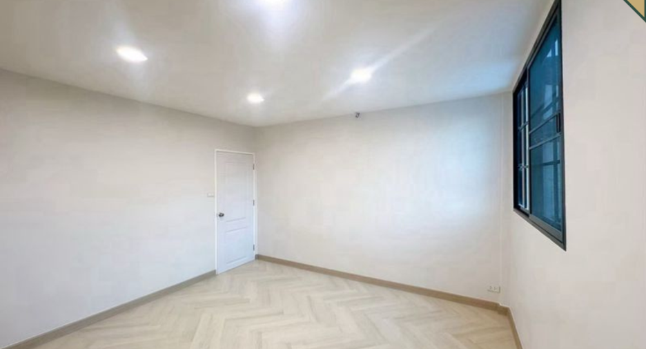 For sale 2 bedrooms townhouse in Phra Khanong, Bangkok