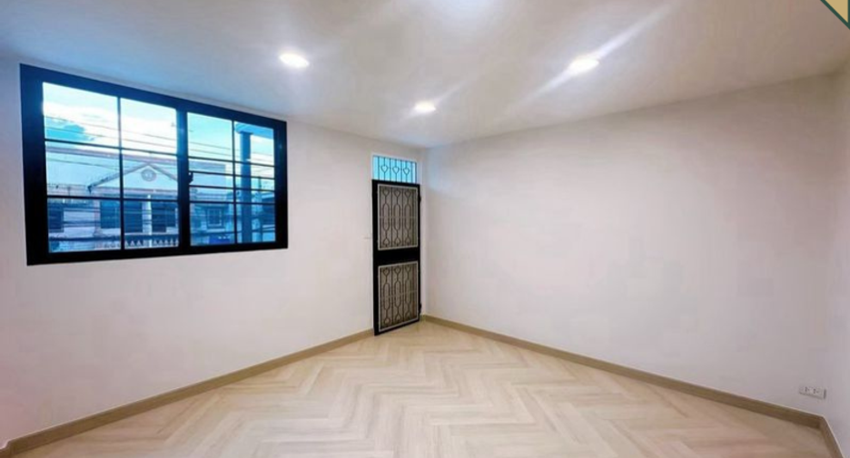For sale 2 bedrooms townhouse in Phra Khanong, Bangkok