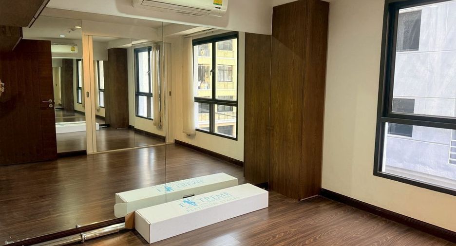 For rent 2 bedrooms condo in Sathon, Bangkok