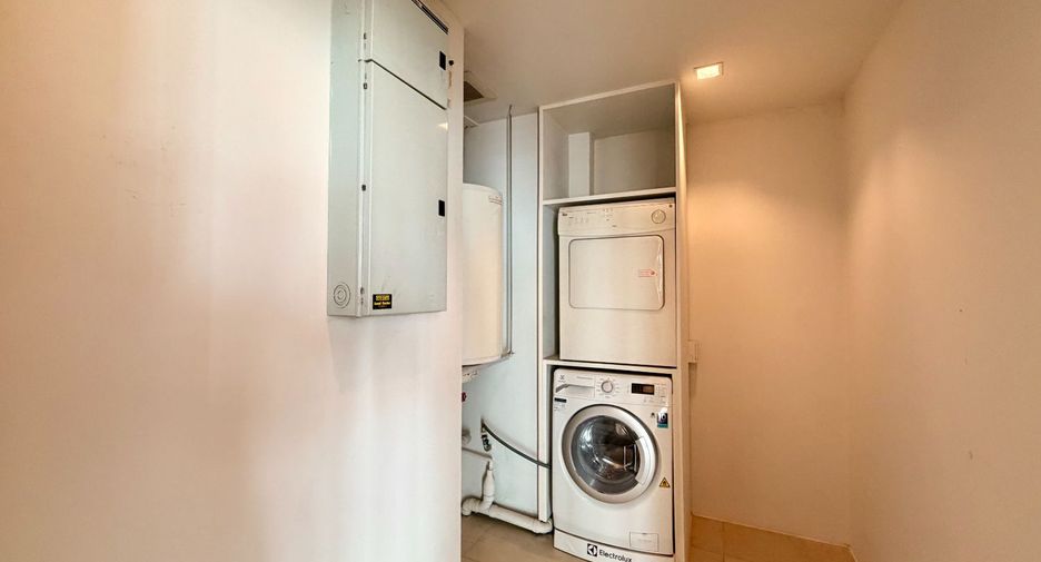 For rent 4 bedrooms serviced apartment in Pathum Wan, Bangkok