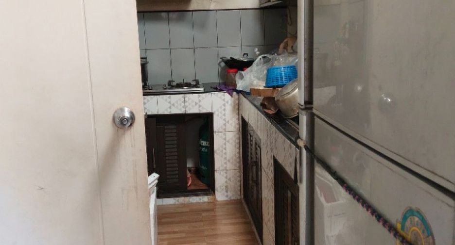 For sale 4 bedrooms townhouse in Krathum Baen, Samut Sakhon