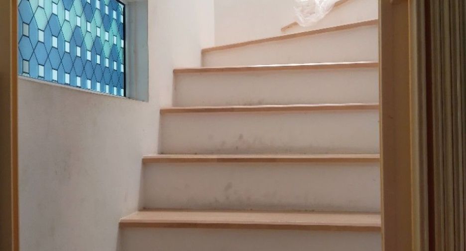 For sale 4 bedrooms townhouse in Krathum Baen, Samut Sakhon