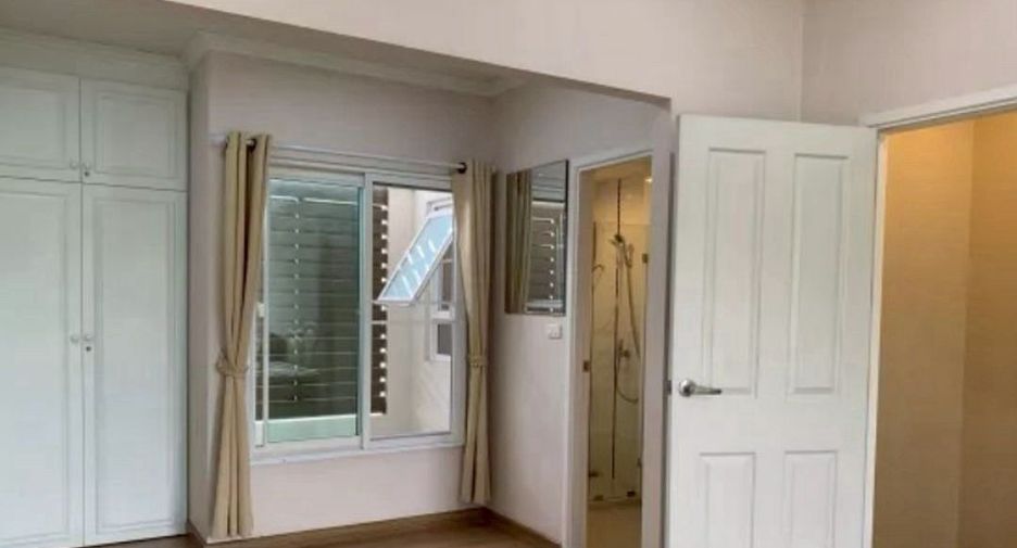 For rent 3 bedrooms townhouse in Pak Kret, Nonthaburi