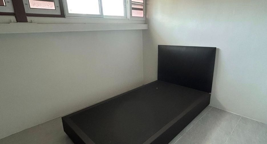 For rent 5 bedrooms townhouse in Watthana, Bangkok