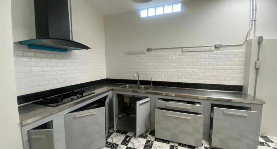 For rent 5 bedrooms townhouse in Watthana, Bangkok