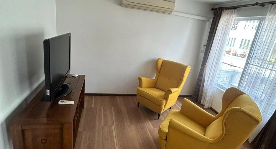 For rent 5 bedrooms townhouse in Watthana, Bangkok