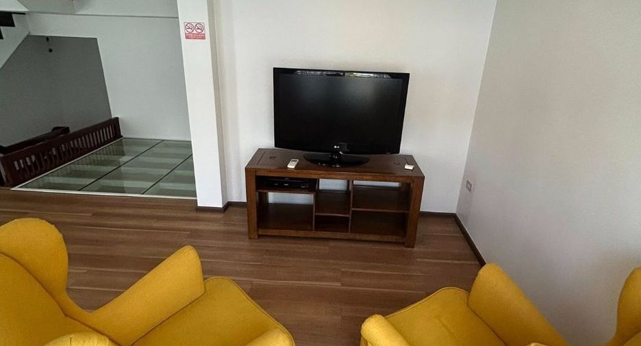 For rent 5 bedrooms townhouse in Watthana, Bangkok