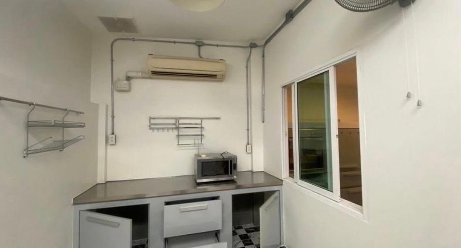 For rent 5 bedrooms townhouse in Watthana, Bangkok