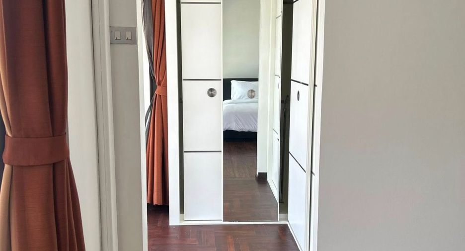 For rent 5 bedrooms townhouse in Watthana, Bangkok