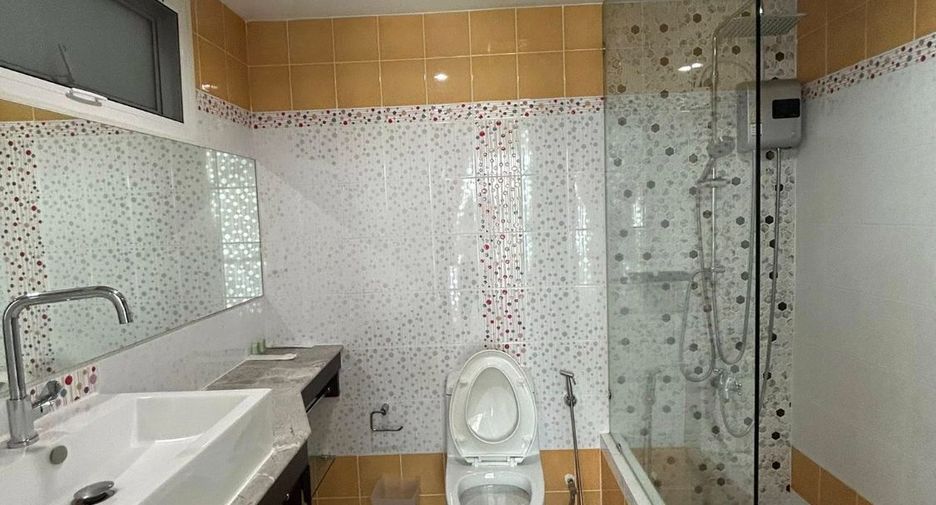 For rent 5 bedrooms townhouse in Watthana, Bangkok