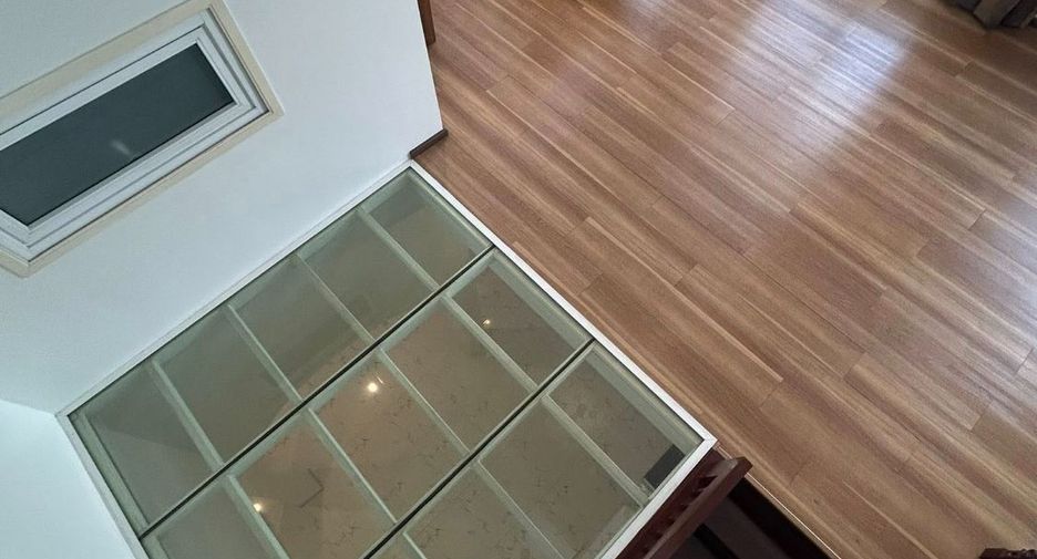 For rent 5 bedrooms townhouse in Watthana, Bangkok