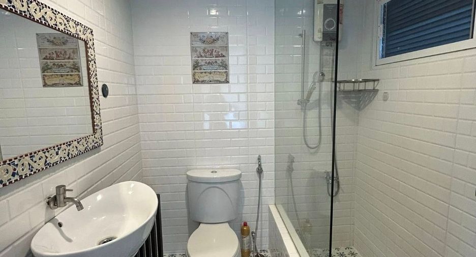 For rent 5 bedrooms townhouse in Watthana, Bangkok